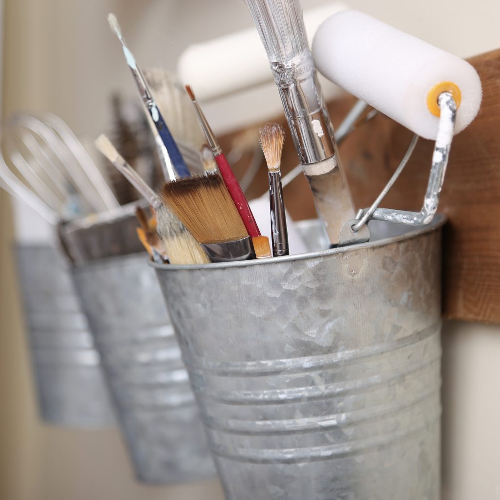 pinceaux dans des pots en métal, atelier de moulage