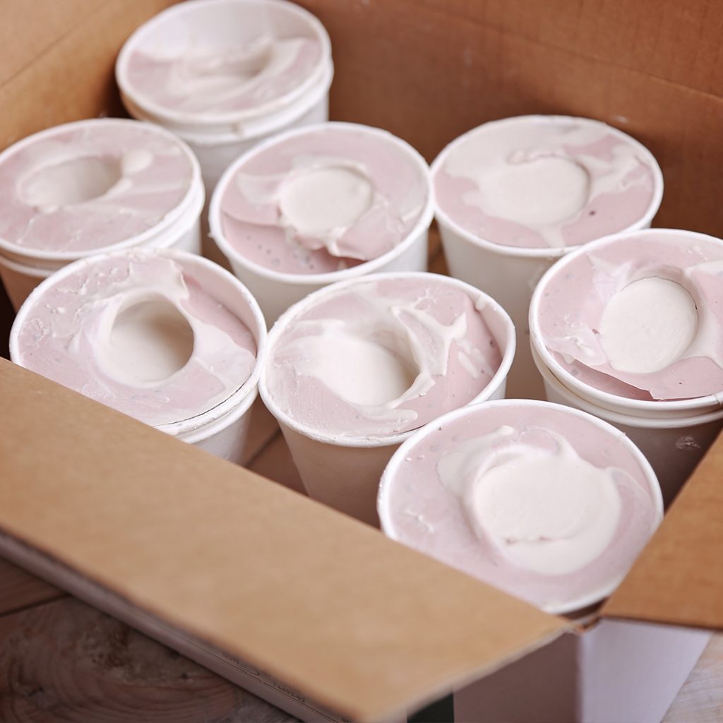 moulage à l'alginate dans petits pots blanc