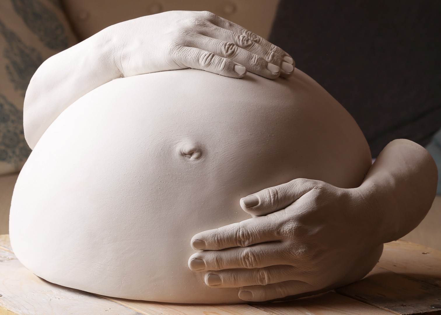 moulage de ventre femme enceinte en plâtre blanc avec mains