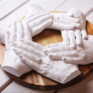 moulage-mains-famille-plâtre-enfants