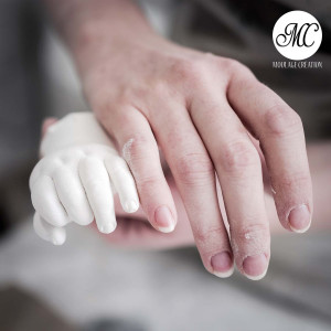 formation-moulage-pieds-et-mains-bebe-empreinte-nouveau-ne-en-platre-moulage-creation-alginate-audrey-paquette-atelier-sainte-therese