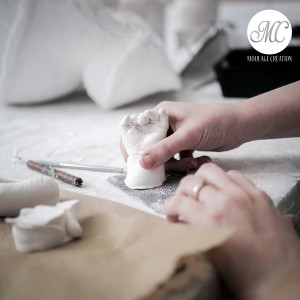 formation-moulage-pieds-et-mains-bebe-empreinte-nouveau-ne-en-platre-moulage-creation-alginate-audrey-paquette-atelier-sainte-therese