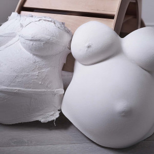 formation-moulage-ventre-femme-enceinte-empreinte-grossesse-bedaine-en-platre-moulage-creation-audrey-paquette-atelier-sainte-therese