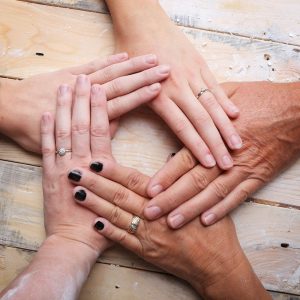 moulage-creation-platre-alginate-cinq-mains-adultes-famille-avant